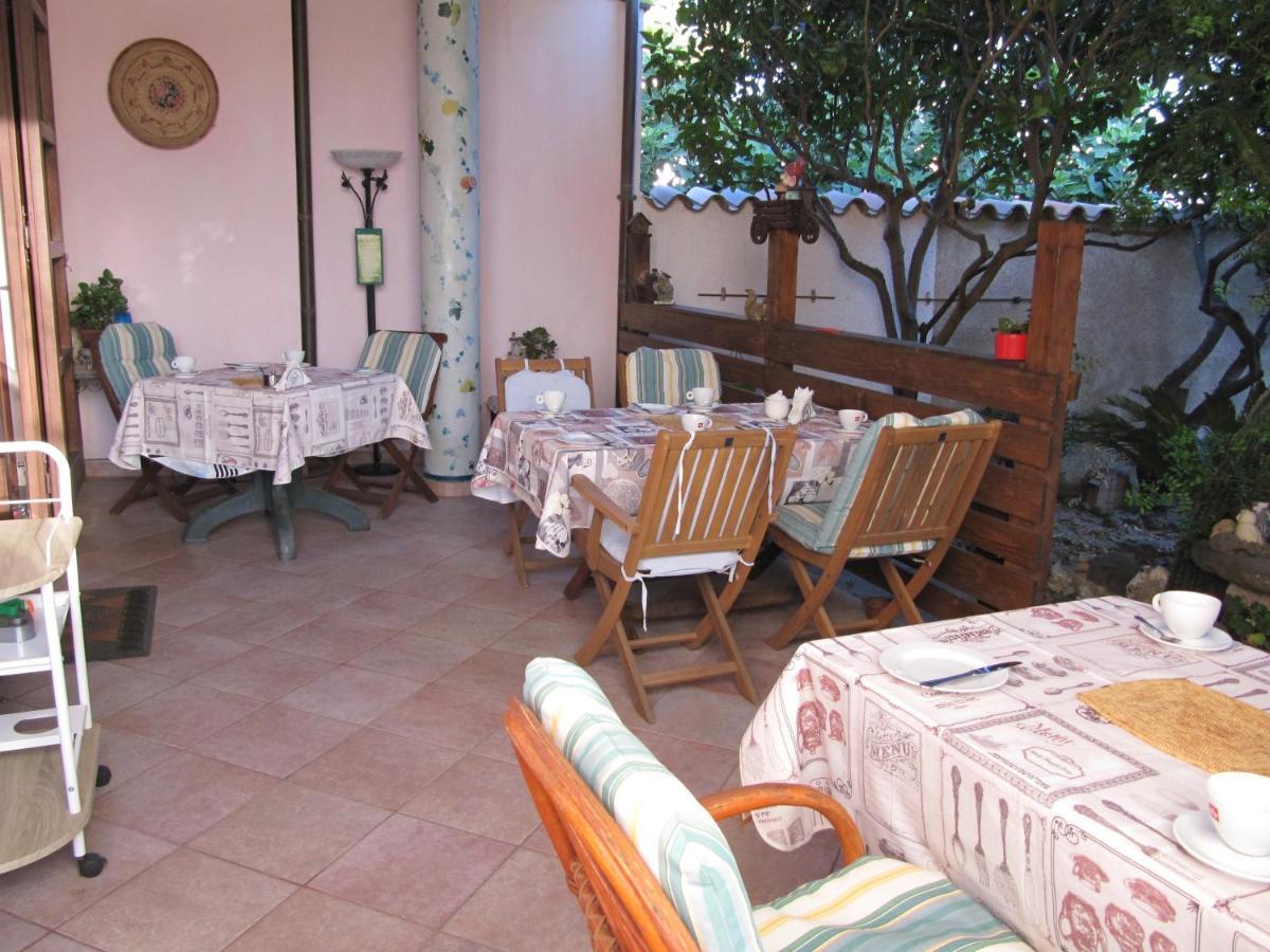 Bed and Breakfast Il Portico Uras Exterior foto