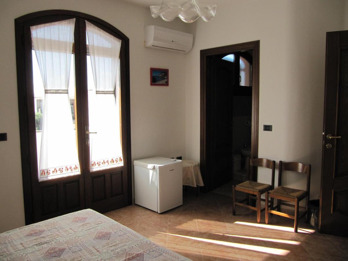 Bed and Breakfast Il Portico Uras Exterior foto