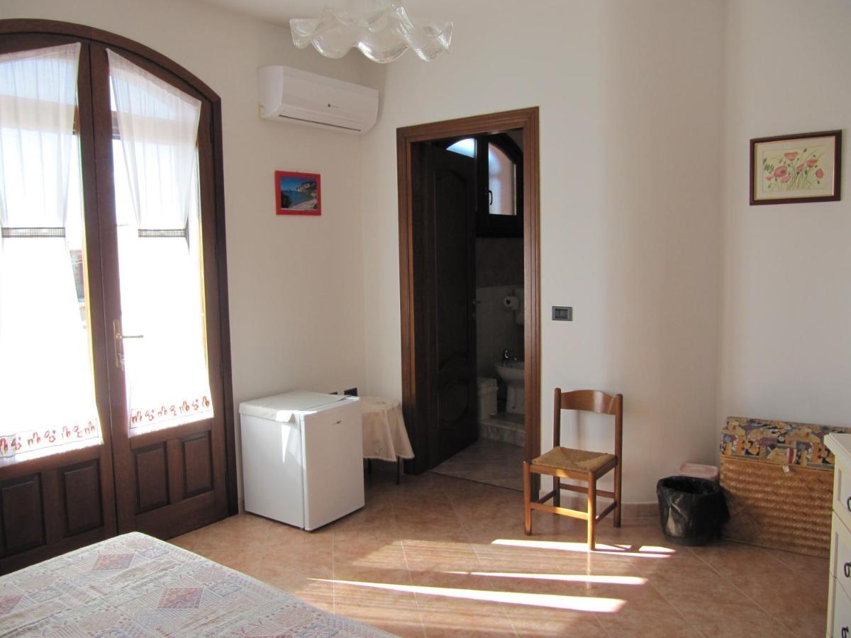 Bed and Breakfast Il Portico Uras Exterior foto