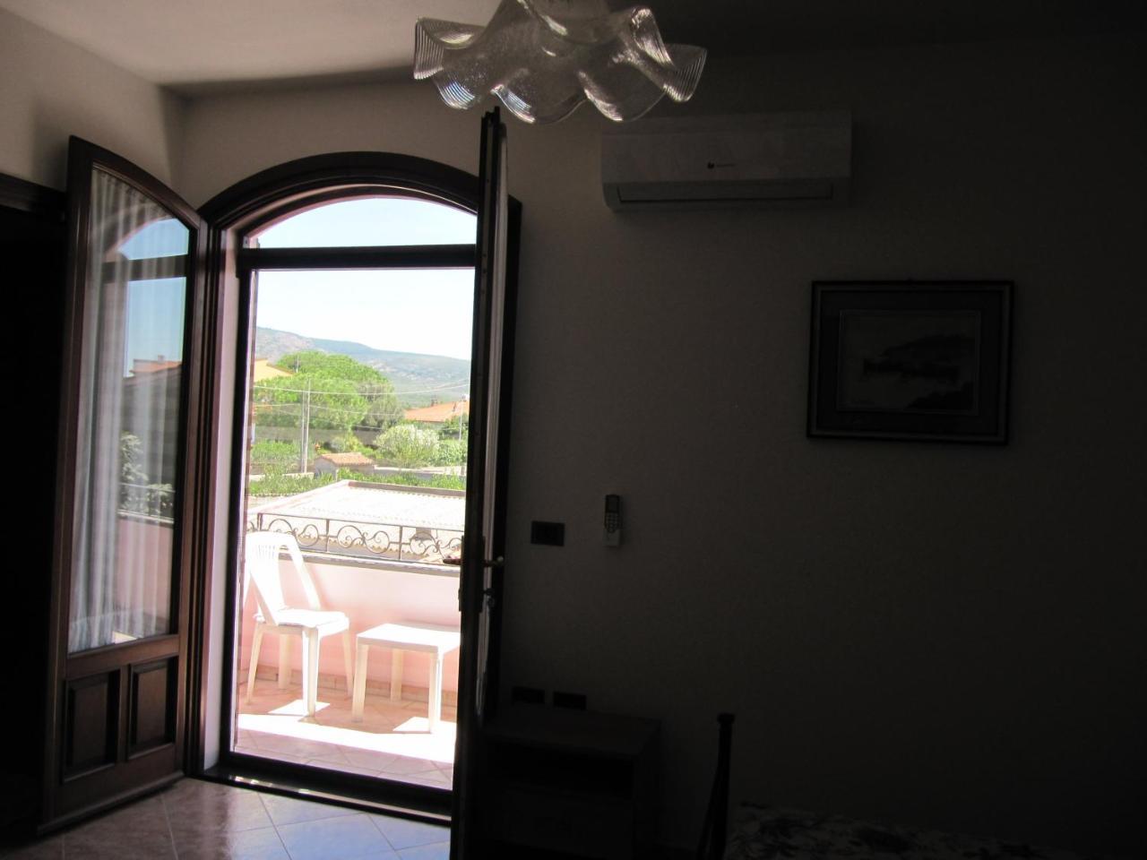 Bed and Breakfast Il Portico Uras Exterior foto