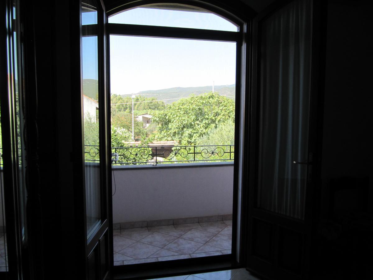 Bed and Breakfast Il Portico Uras Exterior foto